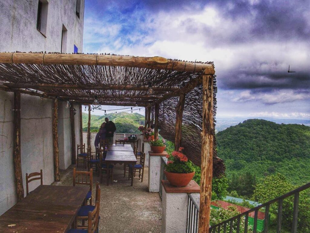 Terrassa amb vista a la muntanya - Restaurant de cuina catalana a les Guilleries